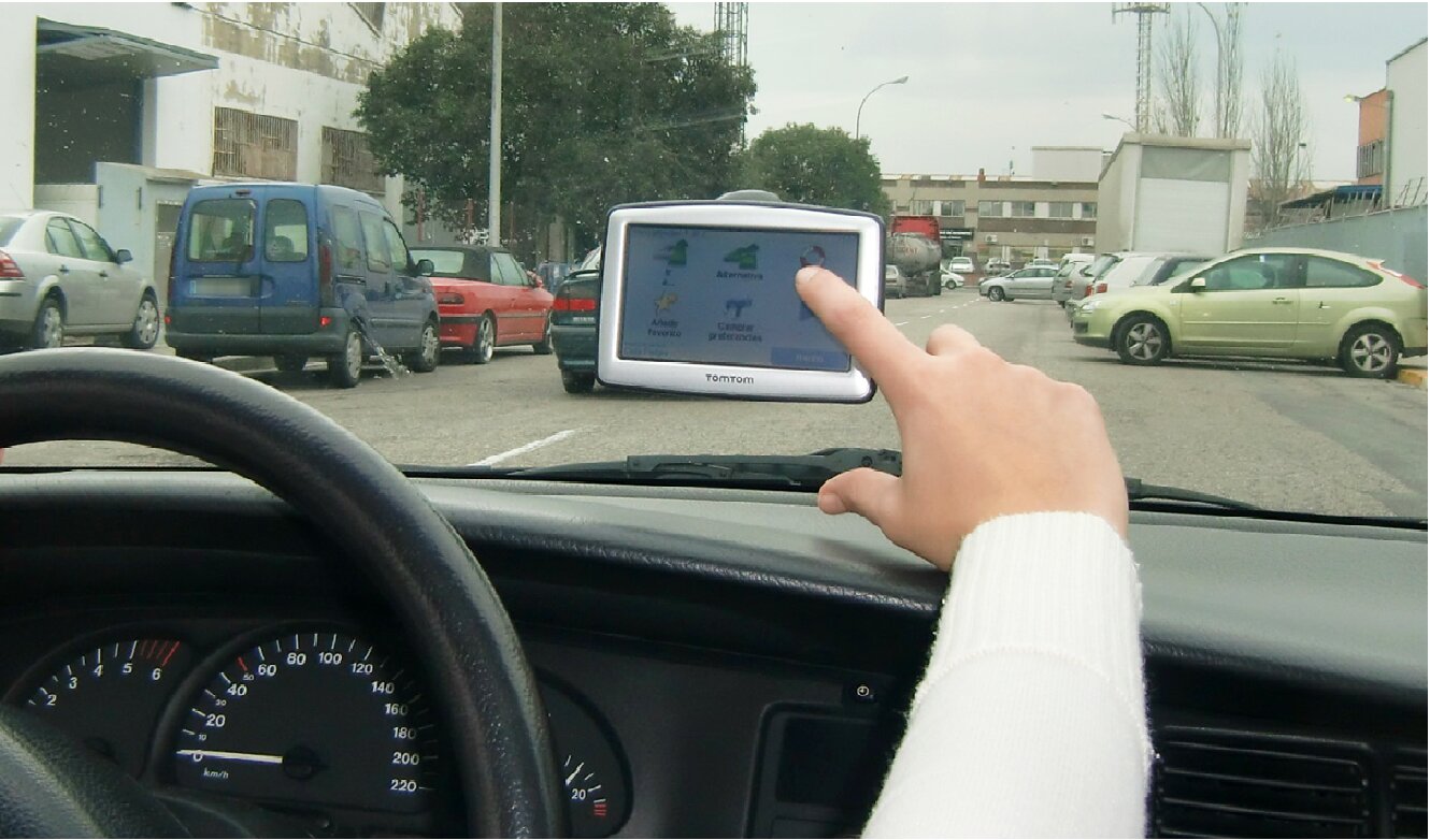 El navegador no debe manipularse durante la marcha. Soltar el volante y llevar la vista a la pantalla, como en la imagen