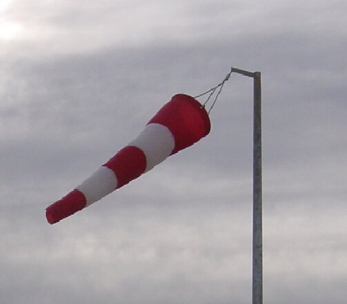 Es una manga de viento: se orienta según la dirección del viento y se infla más cuanto más fuerte sopla. Se instala just