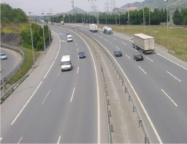 La autopista es más cómoda y segura y registra menos siniestros, pero al circularse a mayor velocidad las consecuencias 