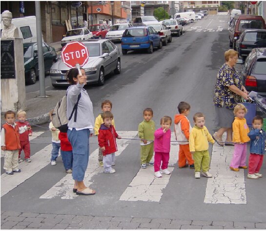 Los niños son peatones especialmente vulnerables: cuesta verlos entre los vehículos estacionados por su baja estatura, l