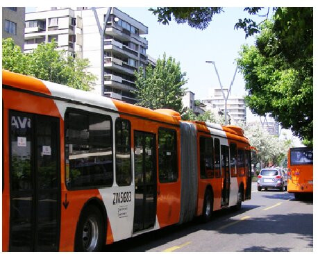 Se ven dos secciones rígidas conectadas por una unión articulada, el fuelle del centro, por donde los pasajeros pasan li