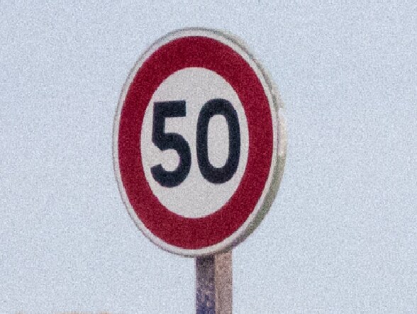 Es una señal reglamentaria de velocidad máxima: fija en 50 km/h el tope permitido en esa vía. Mediante señales se pueden